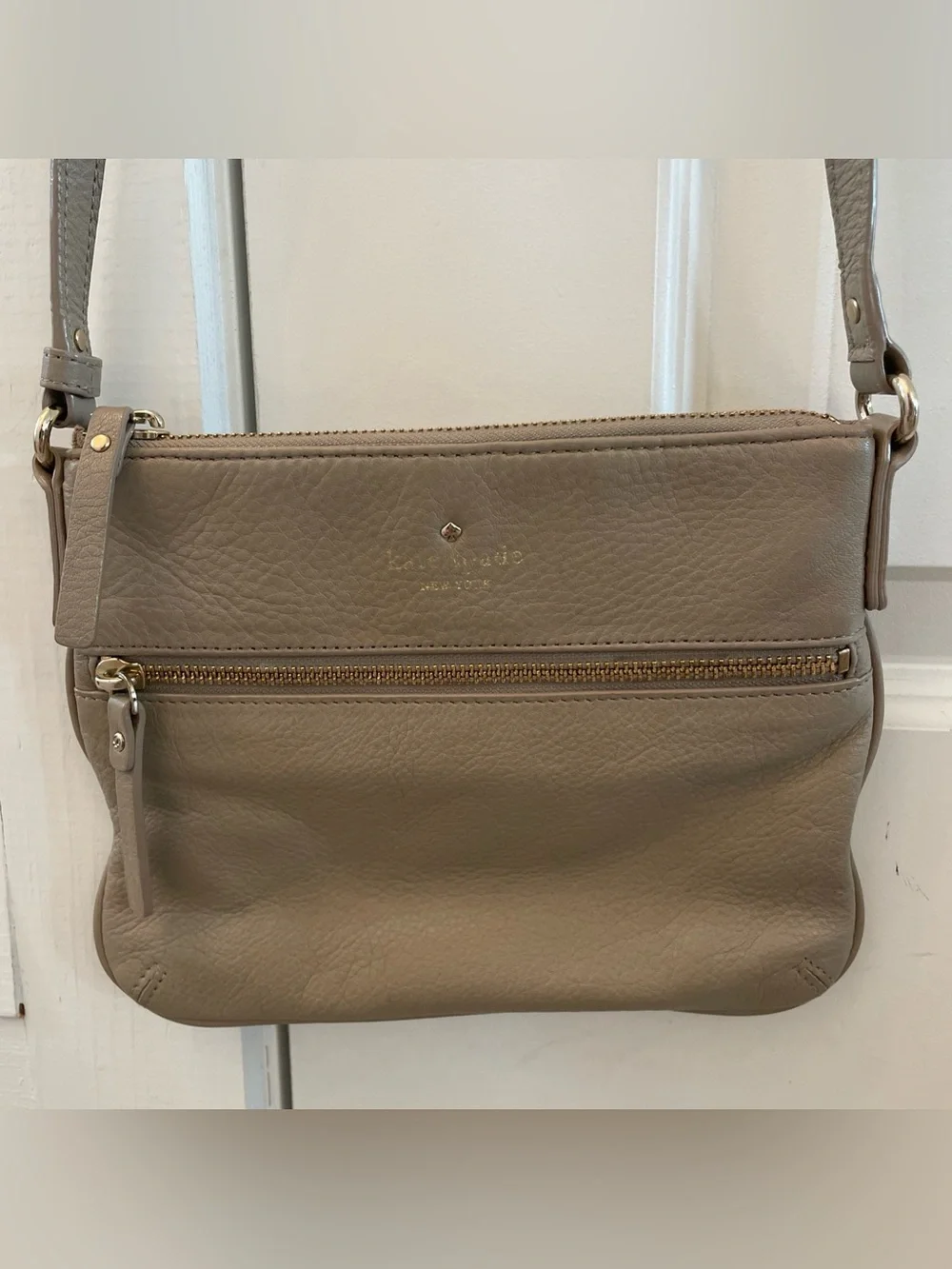 Kate Spade New York Cobble Hill Ellen Crossbody Bag Beige Pebbled Leather Gold